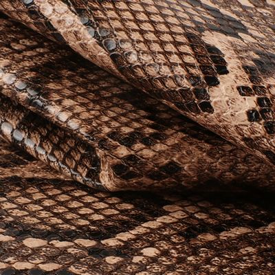 چرم مصنوعی PU با ضخامت 0.8 میلی‌متر، عرض 137 سانتی‌متر و 24 نمونه رنگ برای کیف، کفش و مبلمان