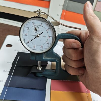 فیلمی از چرم مات طیف گسترده ای از بسته بندی محصولات چرم در دسترس در انواع PVC PU و نیمه PU برای کاربردهای صنعتی متعدد