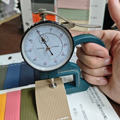 بافت هکساگون بسکتبال با شکل برجسته PVC چرمی مصنوعی رول چرمی مصنوعی برای کیسه ها مبلمان داخل ماشین