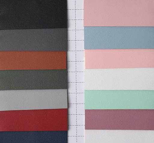 چرم مصنوعی نیمه PU 1.3 میلی&zwnj;متری با دانه ماسه&zwnj;ای برای کیف پول، کفش، دفترچه یادداشت، زیرانداز رومیزی و پارچه 9